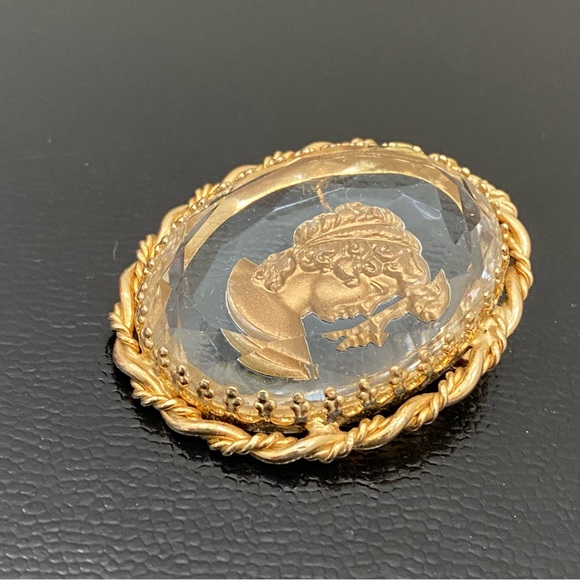 Vintage Unsigned Gold-tone Intaglio Cameo Victorian Revival Brooch - Picture 4 of 11